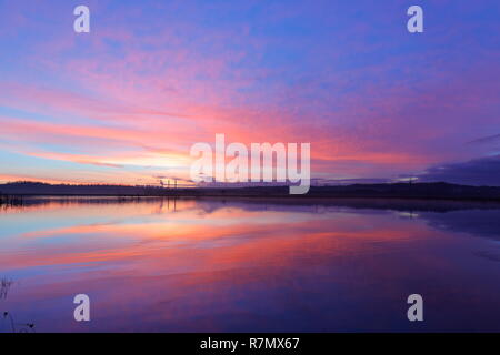Lever de soleil sur un lac à Fairburn RSPB Ings Banque D'Images