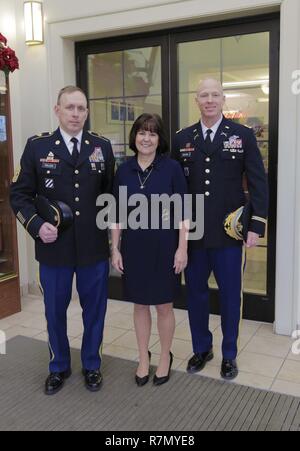 Mme Karen Pence, la deuxième dame des États-Unis prend une photo avec le Fort George G. Meade Colonel commandant Thomas S. Rickard et Command Sgt. Le Major Brian S. Cullen, à l'établissement Inn la liberté de Fort George G. Meade, Maryland, 20 mars 2017. Ce déjeuner est à l'occasion du Mois de l'histoire des femmes. Banque D'Images