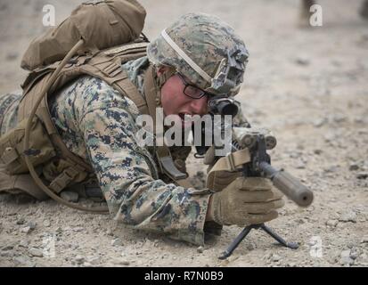 Le Cpl. Brandon Lopez mène une action immédiate à des exercices de tir réel Ri Susong, République de Corée, le 20 mars 2017 dans le cadre du Programme d'exercices maritimes Corée 17-6. Bien que chaque itération KMEP est unique pour les machines concernées et les objectifs de formation, de toutes les itérations sont conçus pour augmenter les États-Unis et les forces de la République de Corée. préparation combinée Lopez, Raleigh (Caroline du Nord), est un chef d'équipe avec 3e Bataillon, 8e Régiment de Marines, l'avant déployée pour 3e Division de marines, III Marine Expeditionary Force. Banque D'Images