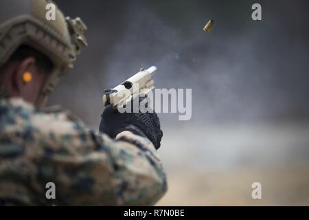 Le Caporal des Marines des États-Unis. Justin Morrall forêt son Colt 1911 M45A1 près du quart Bataille au pistolet de tir réel Ri Susong, République de Corée, le 17 mars 2017, dans le cadre du Programme d'exercices maritimes Corée 17-6. La sécurité est une priorité pour tous, la formation du Corps des Marines et des précautions ont été prises pour assurer la sécurité de la communauté locale et les Marines participant à la formation. Morrall, Denver, Colorado, est un groupe de combat d'arme automatique l'artilleur avec 3d, 3e Bataillon de Reconnaissance de la Division Marine, III Marine Expeditionary Force. Banque D'Images