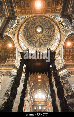 Michelangelo Dome, Baroque et autel papal Baldacchino par Gianlorenzo Bernini et Baroque Cattedra di San Pietro (Chaire de Saint Pierre ou trône de Sa Banque D'Images