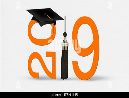 Graduation cap noir et gland avec bold 2019 orange numéros sur fond texturé blanc doux Banque D'Images
