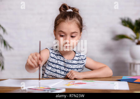 Petite fille à l'inspiration le tableau dessiner avec de la peinture Banque D'Images