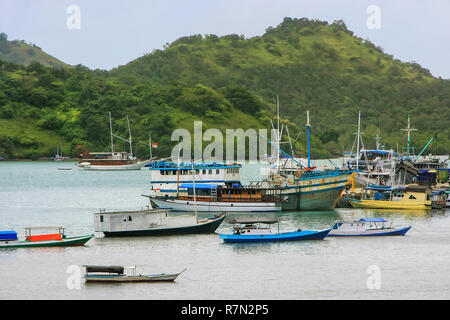 Bateaux ancrés à Labuan Bajo, ville située sur l'île de Flores, de Nusa Tenggara, en Indonésie. L'économie locale dans la ville est centrée autour de l'embarcadère des ferries et à Banque D'Images