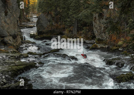 Livre blanc sur l'eau kayak Benham Falls, rivière Deschutes près de Bend, Oregon Banque D'Images