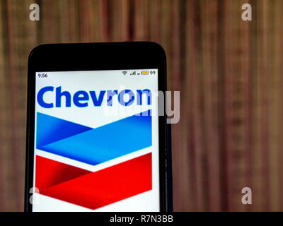 L'industrie pétrolière Chevron Corporation logo de l'entreprise vu affichée sur téléphone intelligent. Banque D'Images