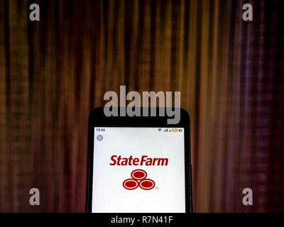 State Farm Insurance company logo vu affichée sur téléphone intelligent. Banque D'Images