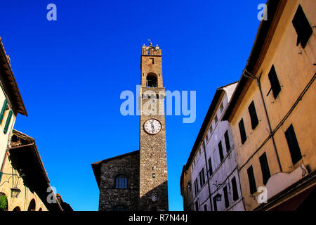 Tour de l'horloge du Palazzo dei Priori à Montalcino, Val d'Orcia, Toscane, Italie. Elle a été construite à la fin du 13ème, début 14ème siècle. Banque D'Images