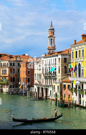 Bâtiments colorés le long de Grand Canal à Venise, Italie. Venise est situé dans un groupe de 117 petites îles qui sont séparés par des canaux et reliés Banque D'Images