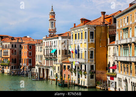 Bâtiments colorés le long de Grand Canal à Venise, Italie. Venise est situé dans un groupe de 117 petites îles qui sont séparés par des canaux et reliés Banque D'Images