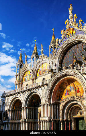 Façade de la Basilique St Marc sur la Piazza San Marco à Venise, Italie. A l'origine, c'était la chapelle du Doge, et n'a été que la cathédrale de la ville tr Banque D'Images