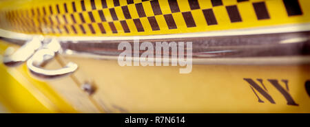 Close up vintage fond bannière web panoramique photo du côté de New York City Taxi jaune Banque D'Images