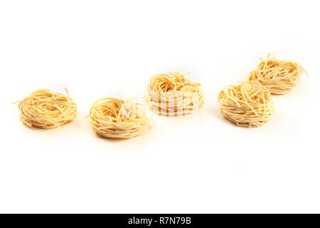 Une photo de nouilles Udon en forme de nids d'oeufs sur un fond blanc avec copie espace Banque D'Images