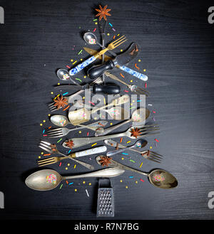 Ustensile de cuisine Arbre de Noël sur le tableau noir Banque D'Images