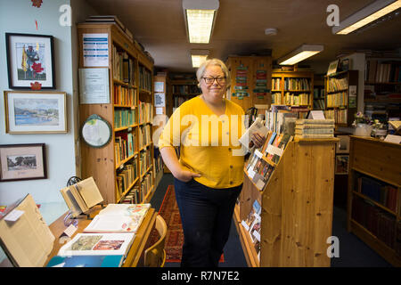 Lisa Holdsworth, scénariste à l'intérieur de l'Open Book à Wigtown, librairie Airbnb dans le petit village de Dumfries en Écosse et Galloway, Royaume-Uni Banque D'Images