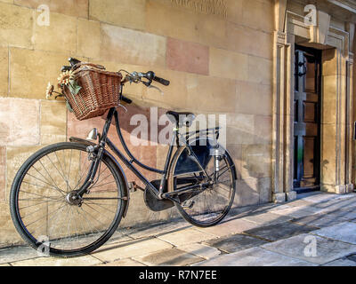 Vélo avec panier à provisions garés avec parc universitaire à Cambridge, Royaume-Uni Banque D'Images