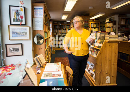 Lisa Holdsworth, scénariste à l'intérieur de l'Open Book à Wigtown, librairie Airbnb dans le petit village de Dumfries en Écosse et Galloway, Royaume-Uni Banque D'Images