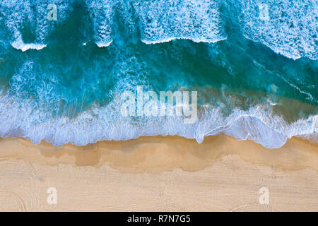 Bas droit voir des vagues se brisant sur la plage de Rousse au sud de Newcastle en Australie. Banque D'Images