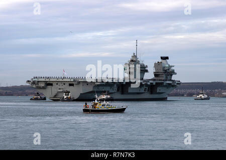 Royal Navy navire amiral HMS Queen Elizabeth arrivant à son port d'attache de Portsmouth le 10 décembre 2018 et les manœuvres en la Princesse Royale Jetty Banque D'Images