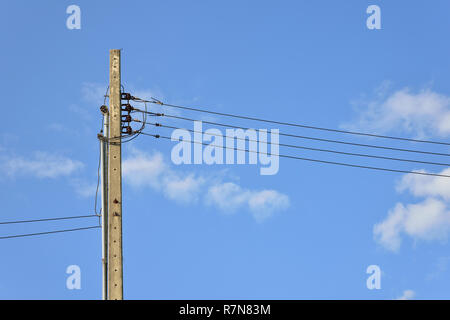 Les câbles et fils de l'électricité post Banque D'Images