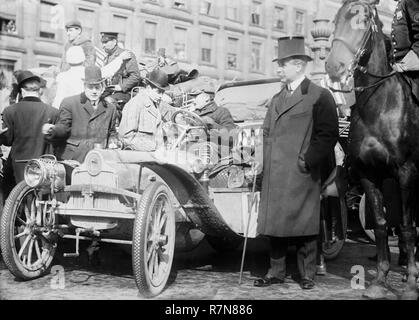 New York à Paris course auto. Sizaire-Naudin français avec Auguste Pons au volant. Banquier, Jeff Seligman, debout à côté de voiture au début de la race 1908. Banque D'Images