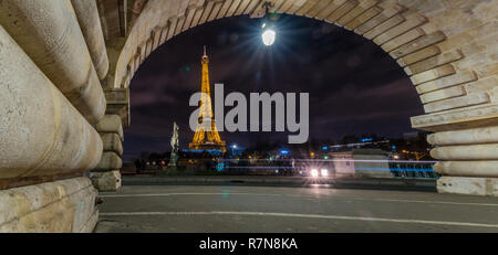 Tour Eiffel la nuit, vues du pont Bir Hakeim, Paris, France Banque D'Images