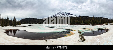 Paysage panoramique du Mont Rainier à reflet lacs avec moody météo. Paysage d'hiver au début de l'été. WA, USA. Banque D'Images