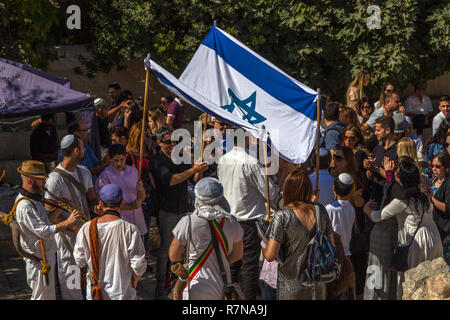 Célébrations de mitzvah de barre, à l'Ouest ou Mur des lamentations à Jérusalem, Israël, Moyen Orient Banque D'Images