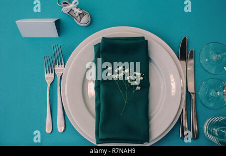 Assiette sur une table turquoise , vue d'en haut. Banque D'Images