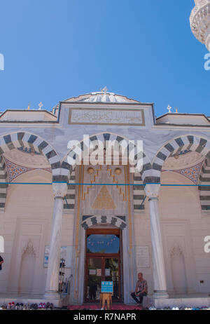 Oyama-cho, Tokyo, Japon - 16 août 2018 : Un homme assis en face de la porte de Tokyo Camii Mosquée de l'Oyama-cho, Tokyo, Japon Banque D'Images