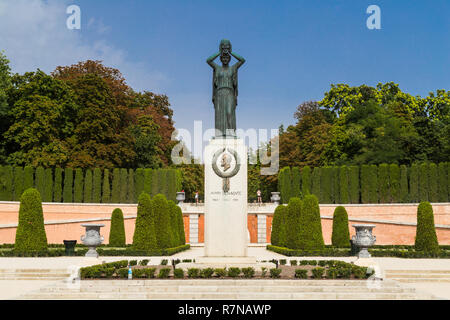 Monument de la dramaturge espagnol Jacinto Benavente dans la place du parterre, parc del Buen Retiro, Madrid, Espagne Banque D'Images