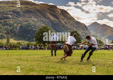 Remorqueur de la guerre à Glenfinnan les Jeux des Highlands, Ecosse, Lochaber. Banque D'Images