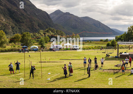 Glenfinnan Highland Games. 'Un poids sur l'bar', ou 'Hauteur' pour lancer du poids, la concurrence est en cours. Banque D'Images