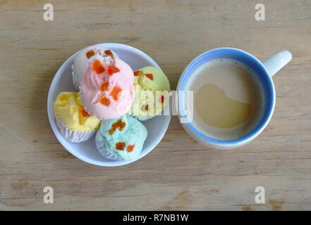 La laine de coton coloré gâteau sur une tasse de café et Banque D'Images