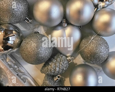 Shot de certaines décorations couramment utilisés pour décorer les arbres de Noël Banque D'Images