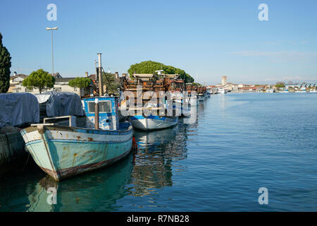 Certains bateaux de pêche amarrés sur le quai du port de Marano Lagunare, région du Frioul-Vénétie Julienne, Italie Banque D'Images