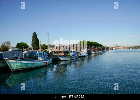 Certains bateaux de pêche amarrés sur le quai du port de Marano Lagunare, région du Frioul-Vénétie Julienne, Italie Banque D'Images