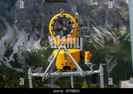 Neige jaune Cannon. Photographié à la station de ski Schlick 2000, Stubai, Tyrol, Autriche en Septembre Banque D'Images