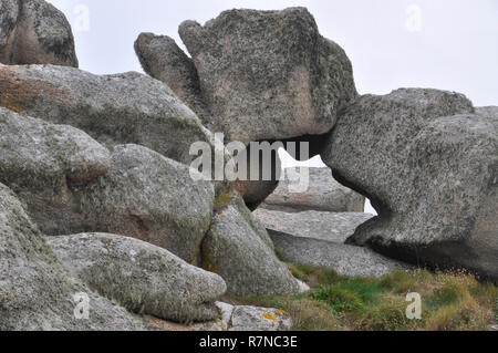 Pluie et vent erored,la mer,les roches de granit, Penninis Head, St Mary, Îles Scilly,UK Banque D'Images