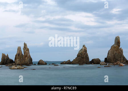 L'aube à Hashi-gui-iwa rocks, littoral, Kushimoto Préfecture de Wakayama, Japon. Banque D'Images