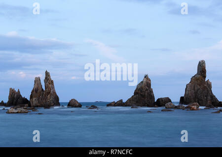 L'aube à Hashi-gui-iwa rocks, littoral, Kushimoto Préfecture de Wakayama, Japon. Banque D'Images