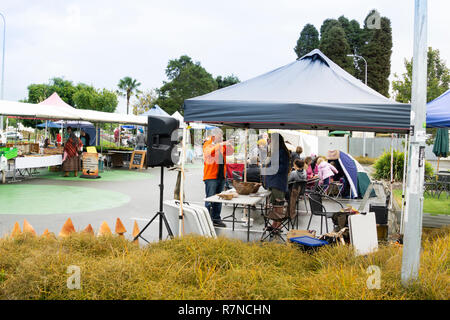 GOLDEN BAY, Nouvelle-zélande - 5 octobre 2018 village samedi avec les marchés locaux et biologiques, de l'artisanat de la réunion et de l'achat. alocals Banque D'Images