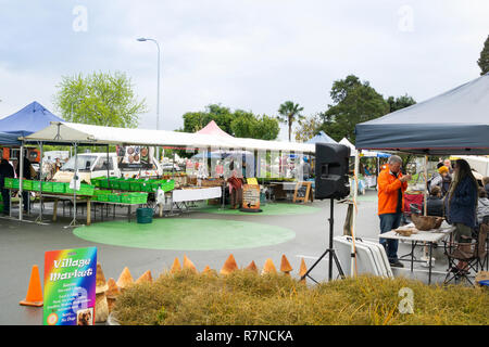 GOLDEN BAY, Nouvelle-zélande - 5 octobre 2018 village samedi avec les marchés locaux et biologiques, de l'artisanat de la réunion et de l'achat. alocals Banque D'Images