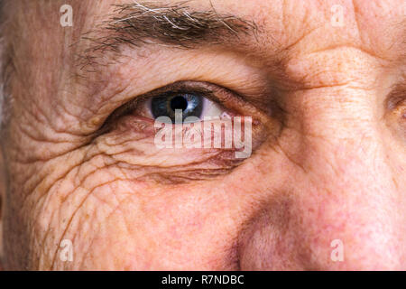 De près de l'oeil d'un vieil homme heureux et souriants Banque D'Images