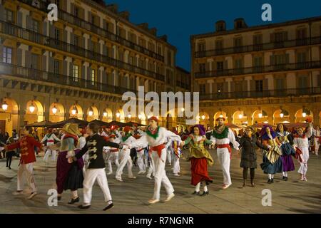 Espagne, Pays Basque, San Sebastian, les danseurs en costume traditionnel basque durant le carnaval dans la Constitution Square Banque D'Images