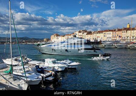 La France, Var, Saint Tropez, les yachts amarrés devant les maisons anciennes du port Banque D'Images