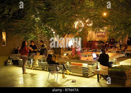 États-unis, Floride, Miami, les adolescents installés dans la terrasse d'un bar branché, près de murs Wynwood, dans le district de Wynwood Banque D'Images