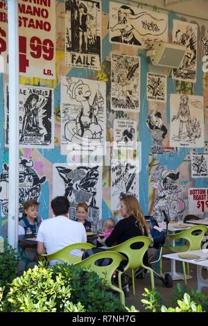 États-unis, Floride, Miami, terrasse du restaurant Wynwood Kitchen & Bar, décoré par les artistes de rue Faile & Bäst, près de murs Wynwood, dans le district de Wynwood Banque D'Images