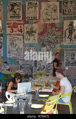 États-unis, Floride, Miami, terrasse du restaurant Wynwood Kitchen & Bar, décoré par les artistes de rue Faile & Bäst, près de murs Wynwood, dans le district de Wynwood Banque D'Images