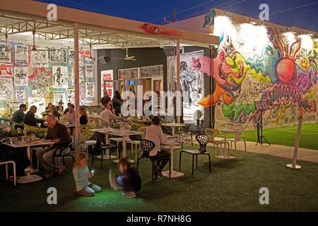 États-unis, Floride, Miami, nuit atmosphère autour de la terrasse du restaurant Wynwood Cuisine et Bar, dans la cour de Wynwood murs, dans le district de Wynwood Banque D'Images